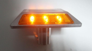 英格兰公路安装智能LED道钉，帮助驾驶保持在正确车道内